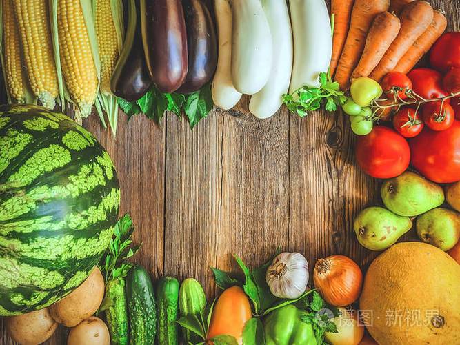各种蔬菜的木质背景含有维他命的产品健康食品